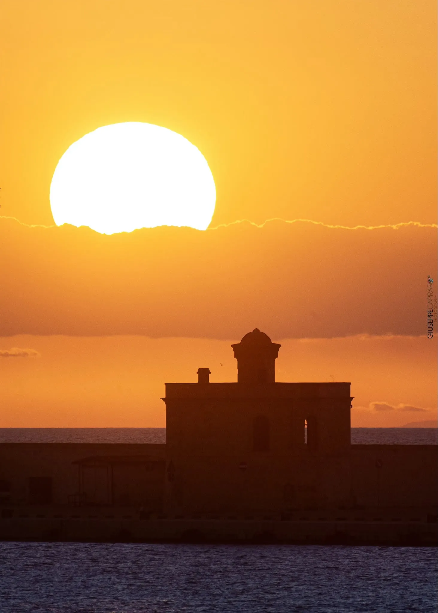 Il sole disegna il profilo dell’isola.