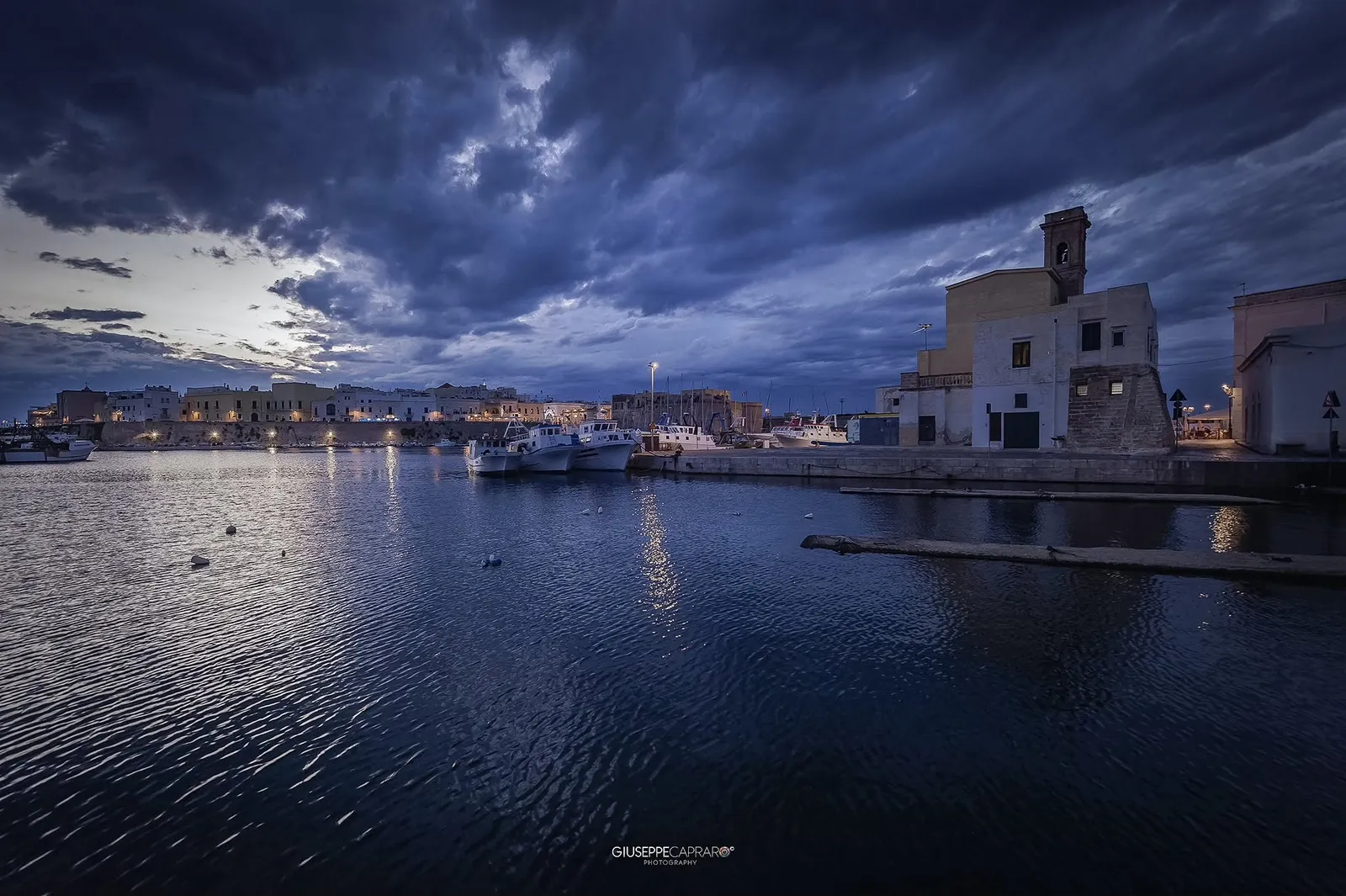 Il porto e il centro storico al crepuscolo.
