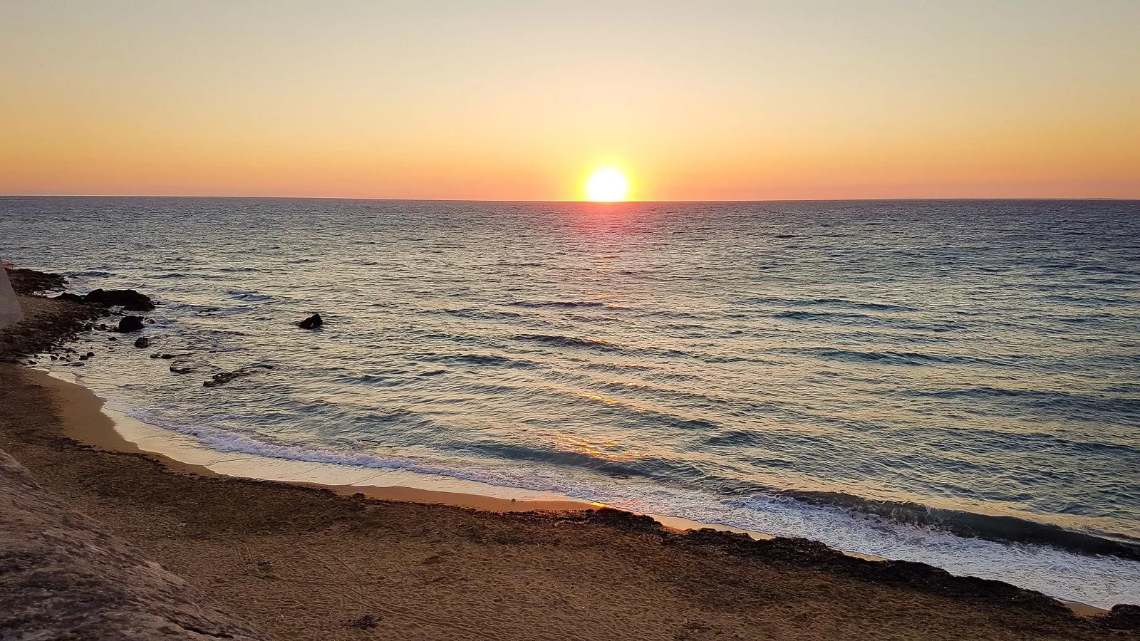 La spiaggia quando il giorno rallenta.