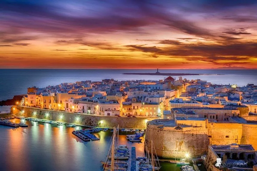 La città antica illuminata sul mare.