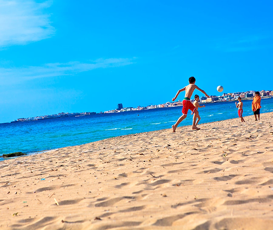 Famiglie e ragazzi sulla spiaggia di Baia Verde
