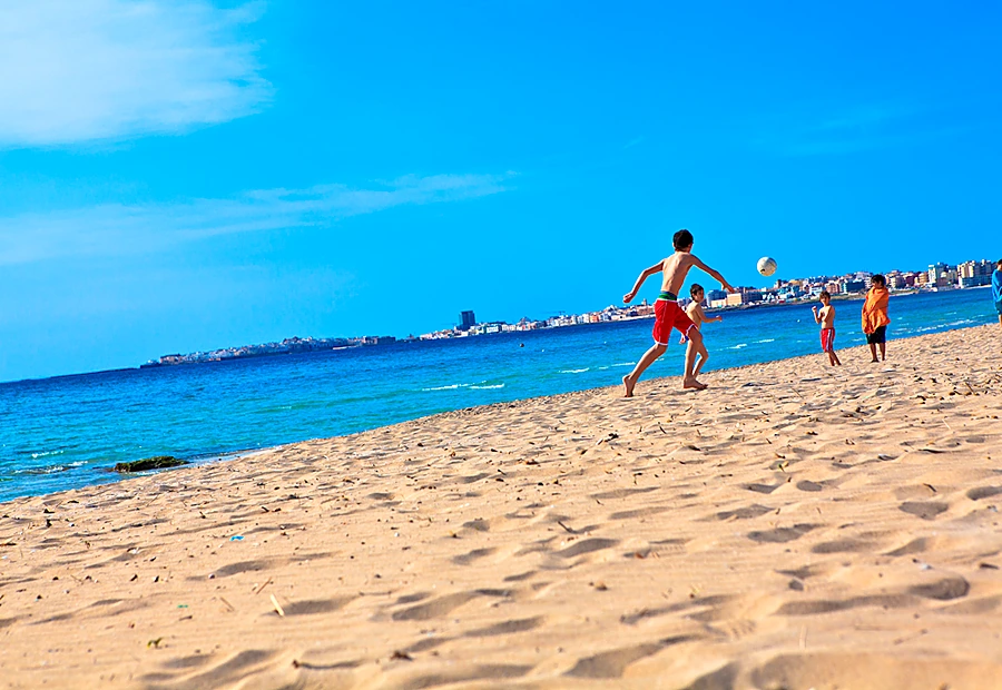 Spiaggia di Baia Verde vissuta da famiglie e ragazzi