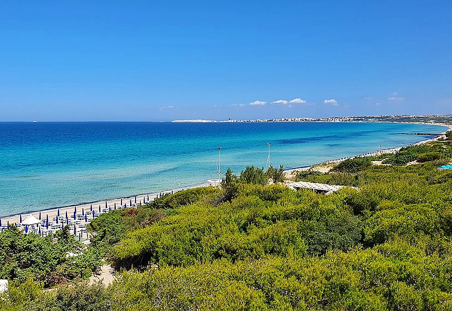 Panorama di Baia Verde con costa e mare turchese