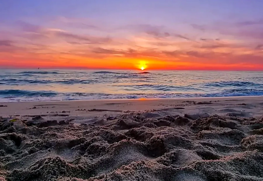 Tramonto spettacolare sulla spiaggia di Baia Verde
